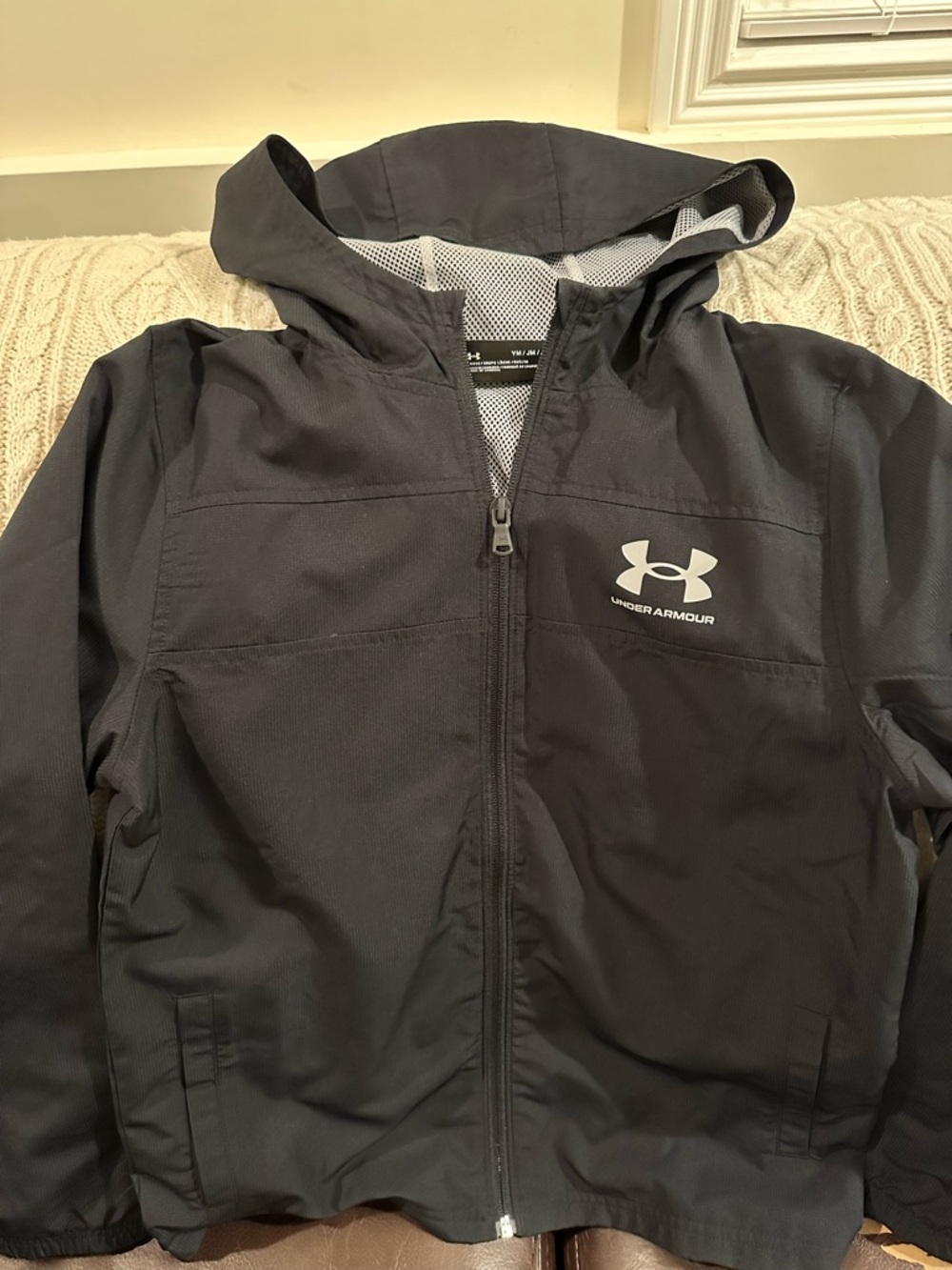 Under Armour kids' hooded lightweight waterproof jacket, size M